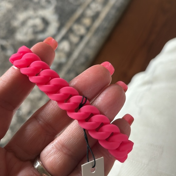 Marc Jacob’s Vibrant Pink Silicone Bracelet chain look , ID plaque logo - Picture 4 of 5